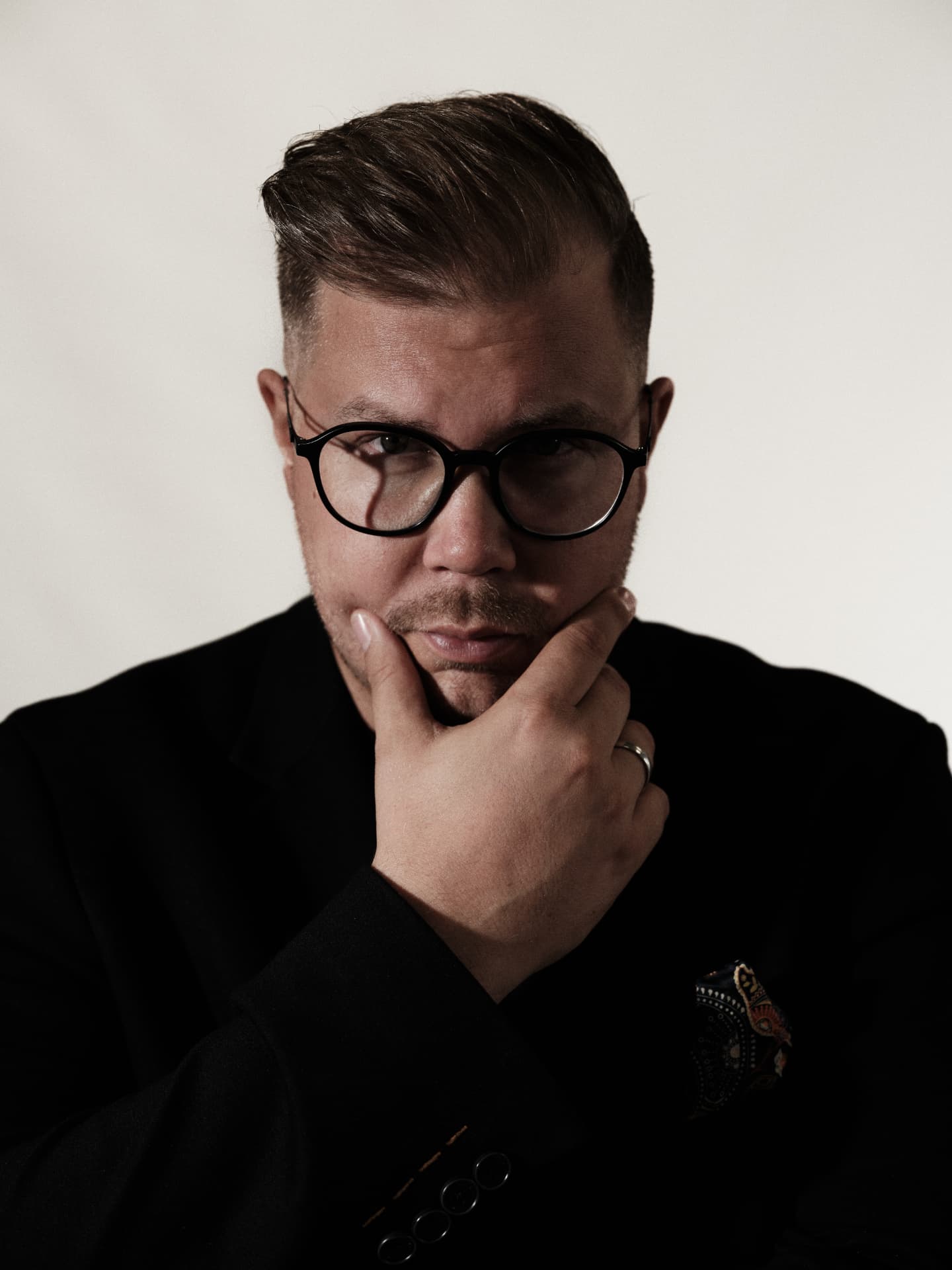 Patrick Rettler, Social-Media-Creator, Portrait mit Kamera