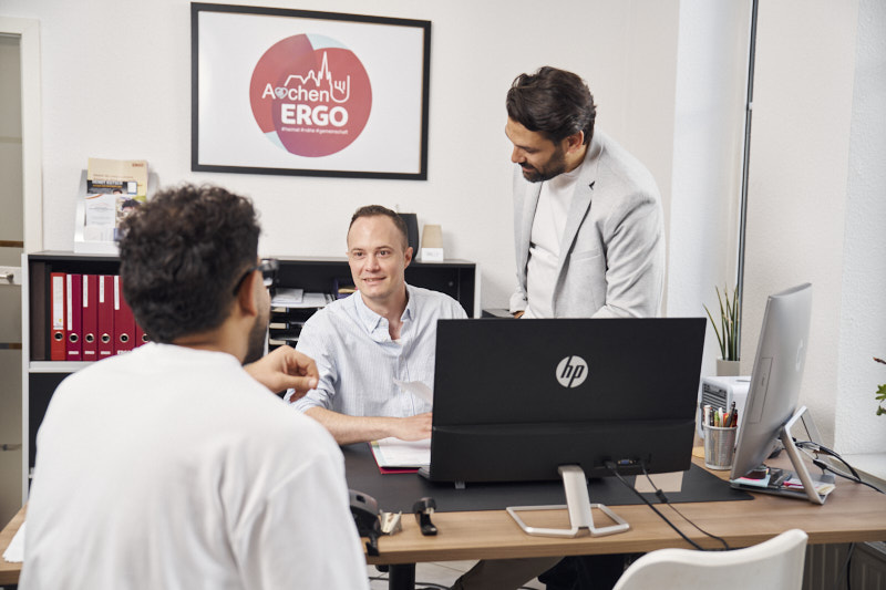 Beratungsgespräch im ERGO Büro am Schreibtisch