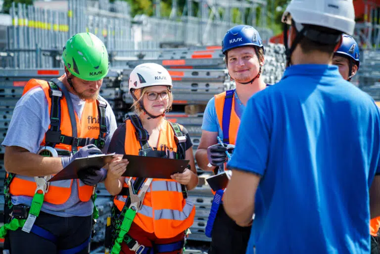 Team im Gespräch mit dem Ausbilder